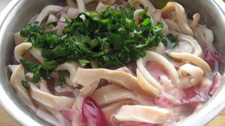 салат из маринованных кальмаров с красным перцем и апельсином