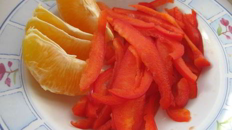 салат из маринованных кальмаров с красным перцем и апельсином