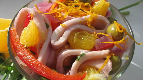 салат из маринованных кальмаров с красным перцем и апельсином