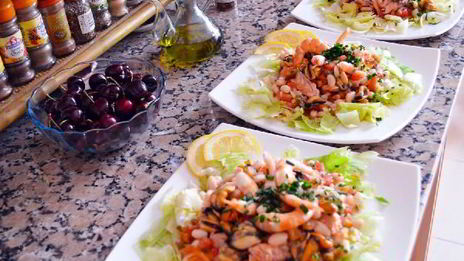 салат из морепродуктов и белой фасоли