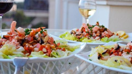 салат из морепродуктов и белой фасоли