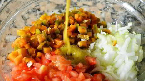 салат из морепродуктов и белой фасоли