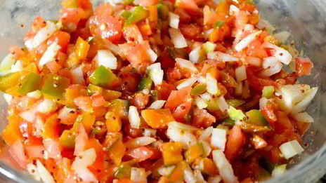 салат из морепродуктов и белой фасоли