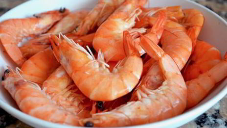 салат из морепродуктов и белой фасоли