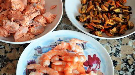 салат из морепродуктов и белой фасоли