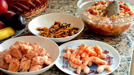 салат из морепродуктов и белой фасоли