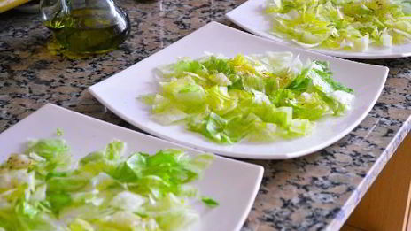 салат из морепродуктов и белой фасоли