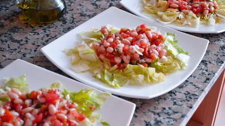 салат из морепродуктов и белой фасоли