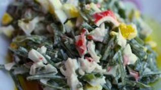 Салат из морской капусты с кукурузой и крабовыми палочками