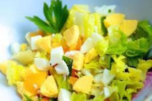 Салат из помидоров с яйцом