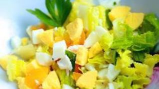 Салат из помидоров с яйцом