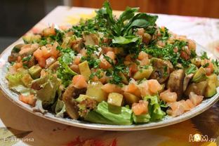 Салат из семги с овощами