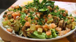 Салат из семги с овощами