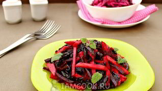 Салат из свеклы с черносливом и яблоком