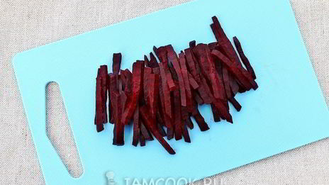 салат из свеклы с черносливом и яблоком