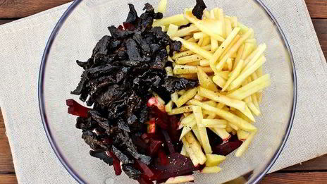 салат из свеклы с черносливом и яблоком