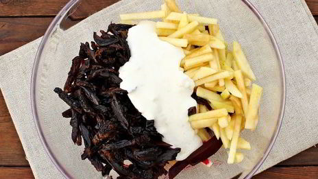 салат из свеклы с черносливом и яблоком