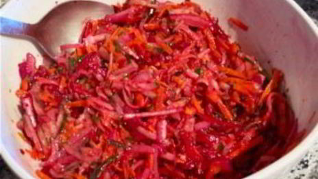 салат из свежей свеклы с морковью