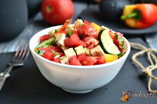 Салат из свежих овощей с сыром тофу