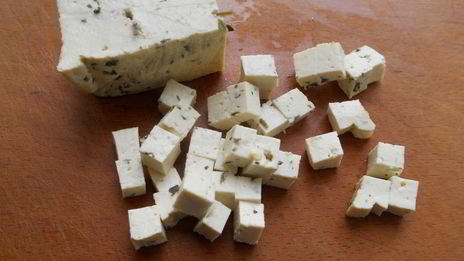 салат из свежих овощей с сыром тофу