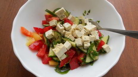 салат из свежих овощей с сыром тофу