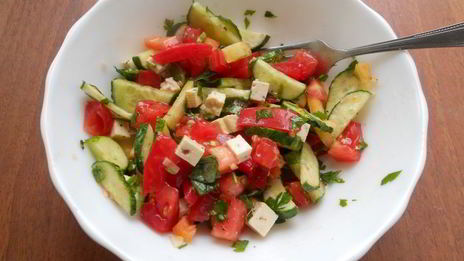 салат из свежих овощей с сыром тофу