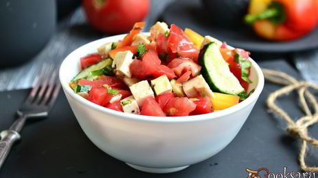 салат из свежих овощей с сыром тофу