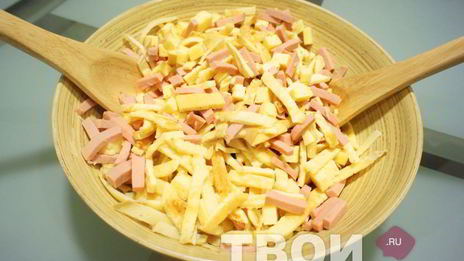 салат из вареной колбасы