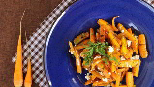 Салат из запеченной моркови с соленым сыром