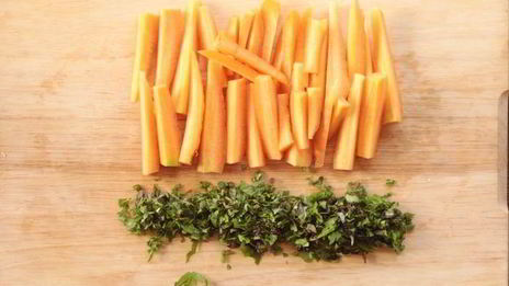 салат из запеченной моркови с соленым сыром