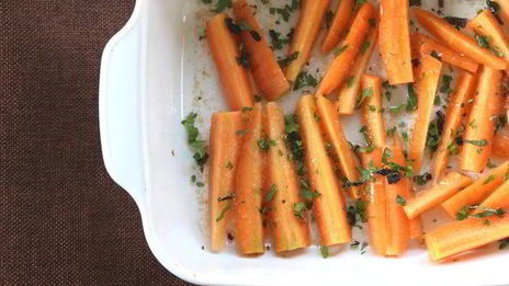 салат из запеченной моркови с соленым сыром