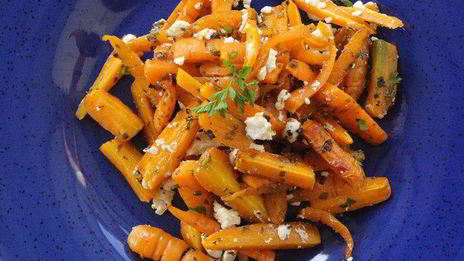 салат из запеченной моркови с соленым сыром