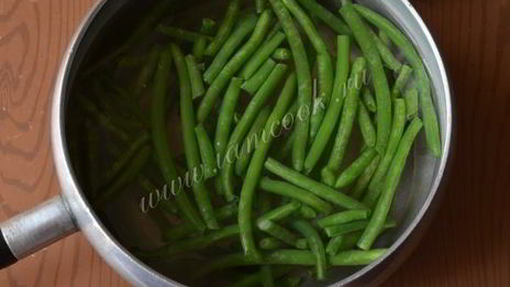 салат из зеленой фасоли, сыра и яиц