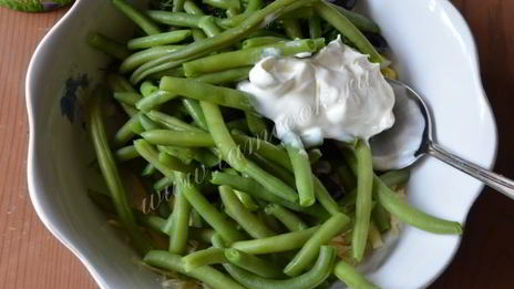 салат из зеленой фасоли, сыра и яиц
