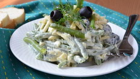 салат из зеленой фасоли, сыра и яиц