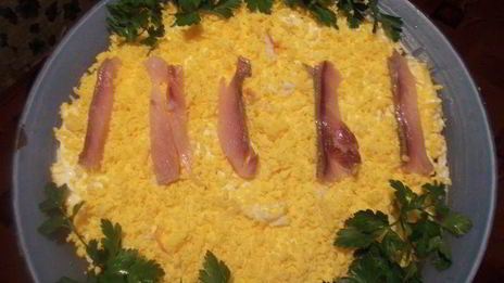 салат мимоза с копченой ставридой и яблоком