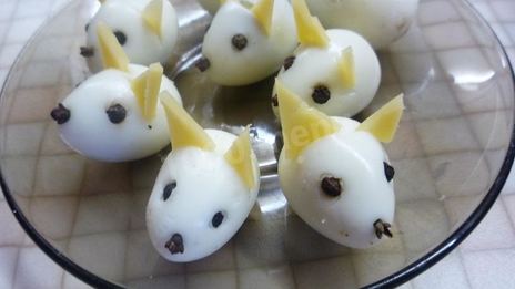 салат мышки в сыре с перепелиными яйцами