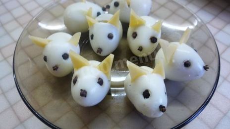 салат мышки в сыре с перепелиными яйцами