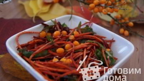 салат осень со свеклой, морковью и рукколой