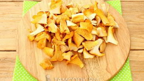 курица с лисичками, запеченная под шубой