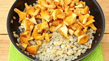 курица с лисичками, запеченная под шубой