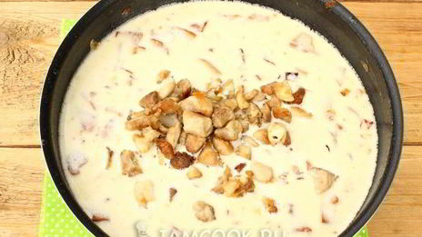 курица с лисичками, запеченная под шубой