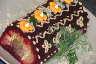 Рулет сельдь под шубой с мягким сыром