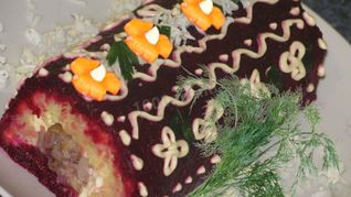 Рулет сельдь под шубой с мягким сыром