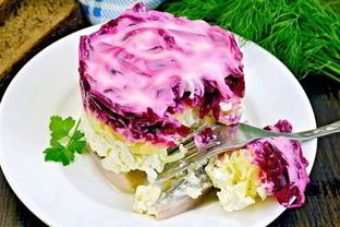 Сочная сельдь под шубой с яблоком