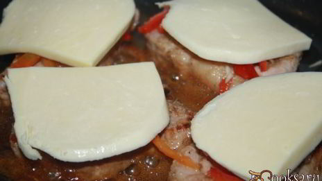 свинина в маринаде из кунжутного дрессинга под шубой из моцареллы и болгарского перца