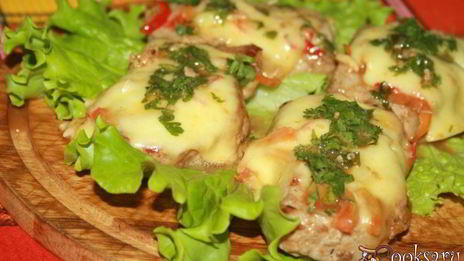 свинина в маринаде из кунжутного дрессинга под шубой из моцареллы и болгарского перца