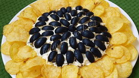 салат подсолнух с чипсами и балыком