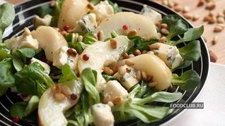 Салат с грушей и голубым сыром