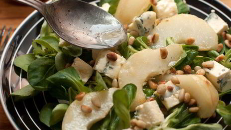 салат с грушей и голубым сыром